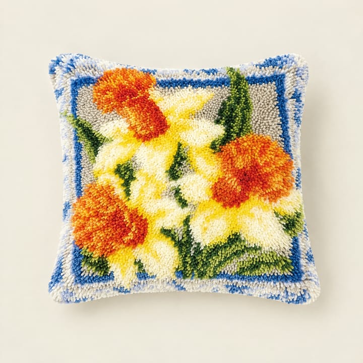 Daffodils latch hook pillow, 17 x 17 in